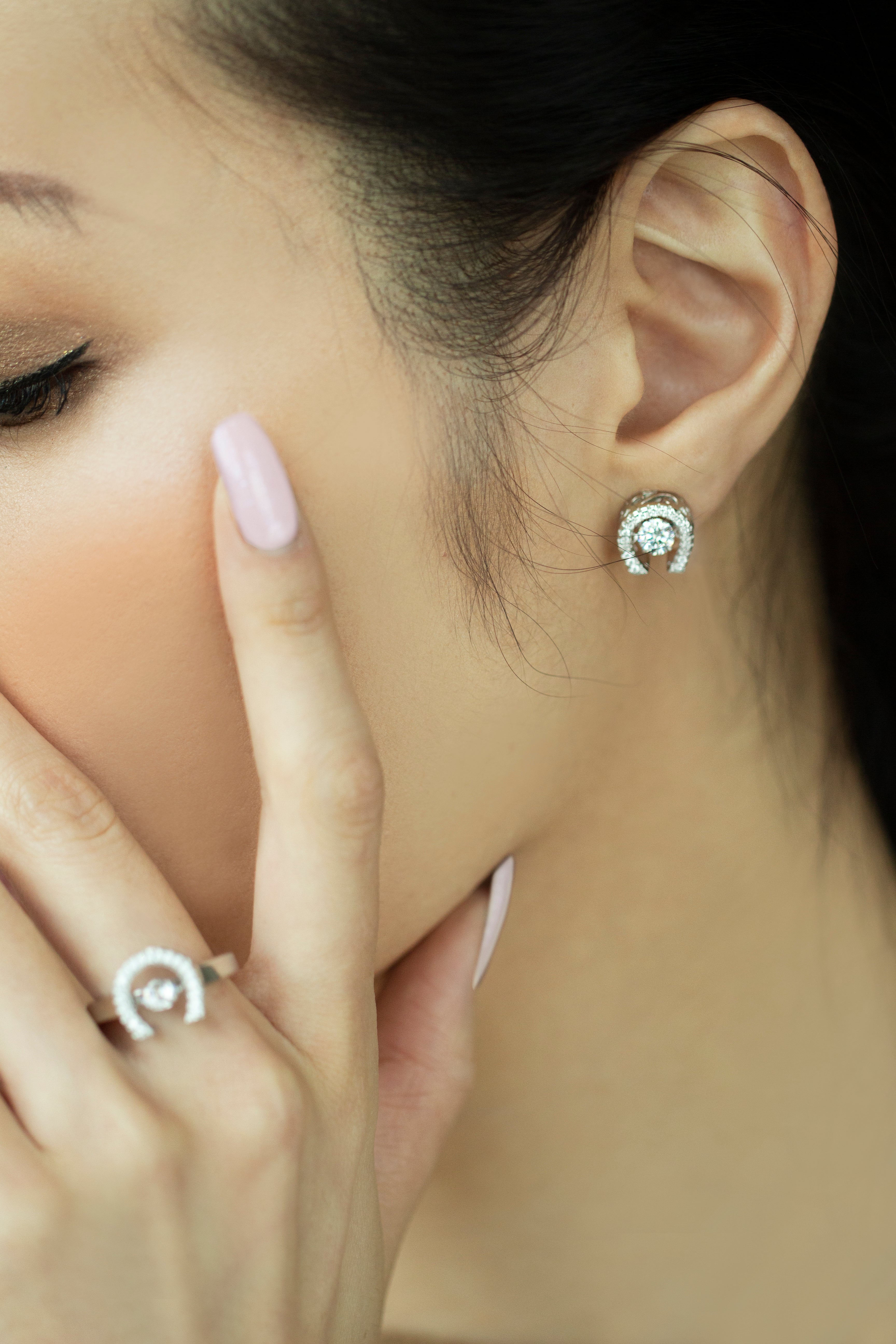 HORSESHOE Dancing Stone Earrings - BAIGAL