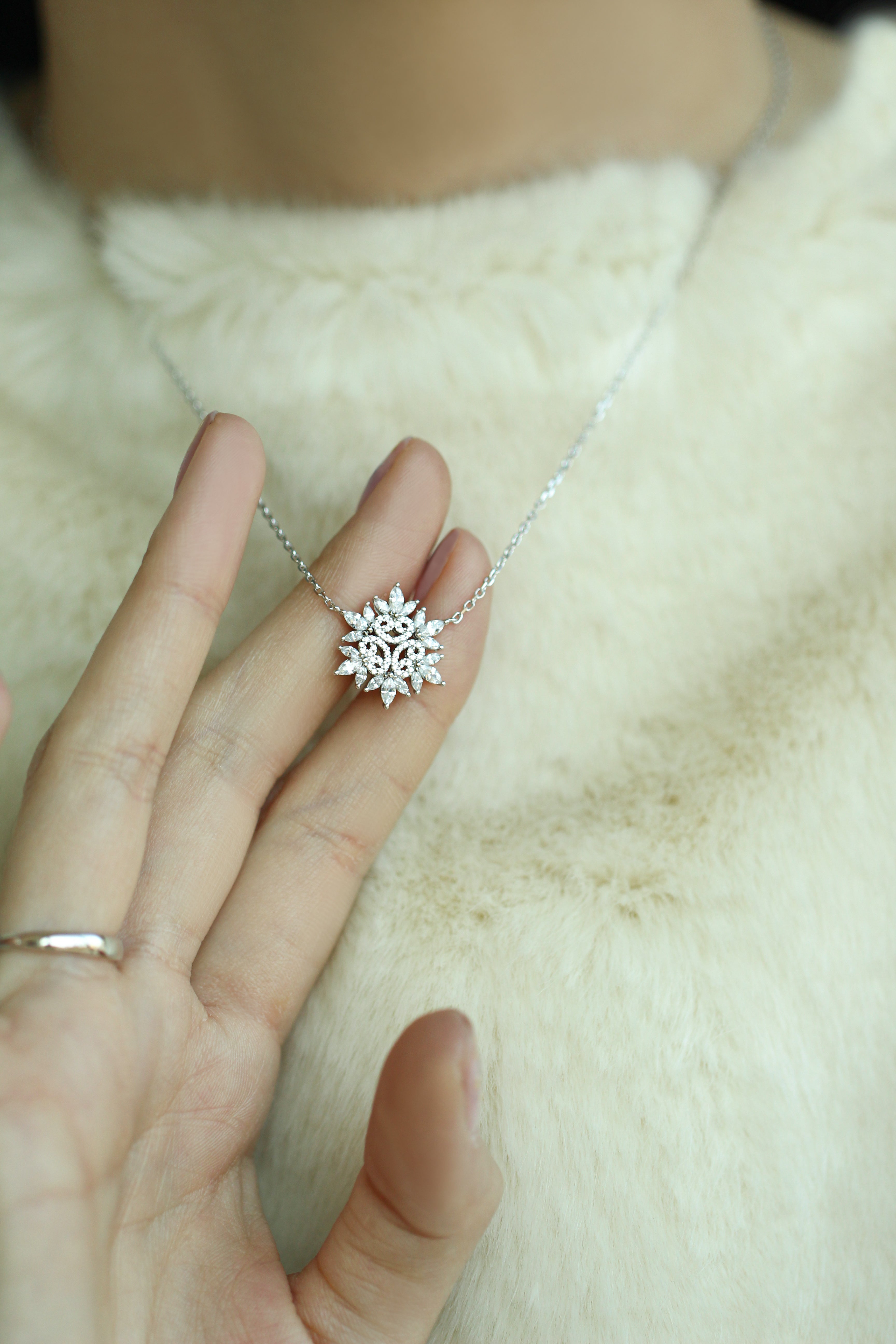 SNOWFLAKE Necklace